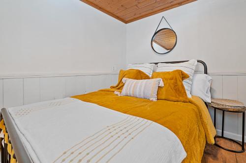 The Vintage Bear Cabin - wonderful, well appointed cabin with a native rock fireplace! in Big Bear City, USA