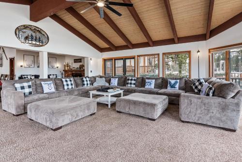 Grand Lakefront Escape - Gorgeous Lakefront home with Hot Tub and Game Room! in Big Bear Lake, USA