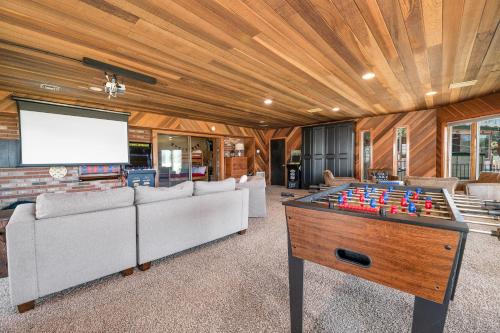 Grand Lakefront Escape - Gorgeous Lakefront home with Hot Tub and Game Room! in Big Bear Lake, USA