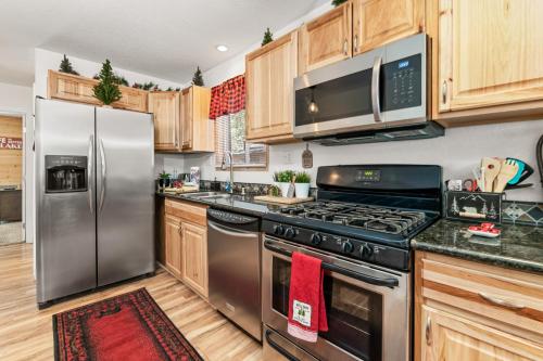 The Twisted Twig - Great amenities! Patio Deck for nights under the stars & trees, and Hot Tub! in Big Bear Lake, USA