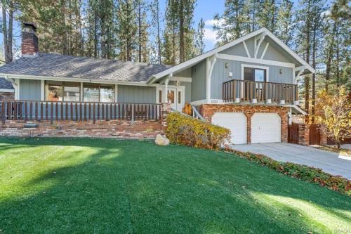 Avalon Retreat - A well-furnished cabin with a pool table and a Hot Tub!