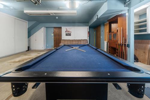 Avalon Retreat - A well-furnished cabin with a pool table and a Hot Tub! in Big Bear Lake, USA