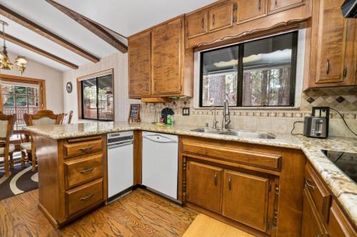 Avalon Retreat - A well-furnished cabin with a pool table and a Hot Tub! in Big Bear Lake, USA
