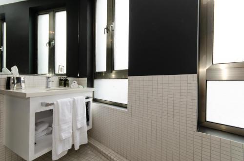 Deluxe King Room image 1