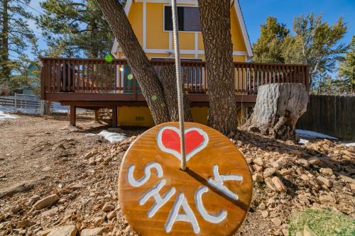 The Love Shack - Cozy cabin in a such a great spot! Very quiet neighborhood