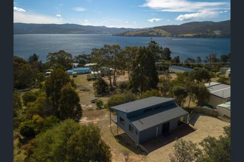 Dennes Point shack close to the beach