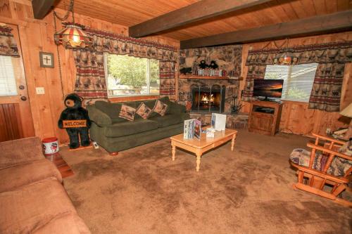 Cardinal Ridge - Rustic cabin with stellar outdoor features! Wrap-around deck and large yard!