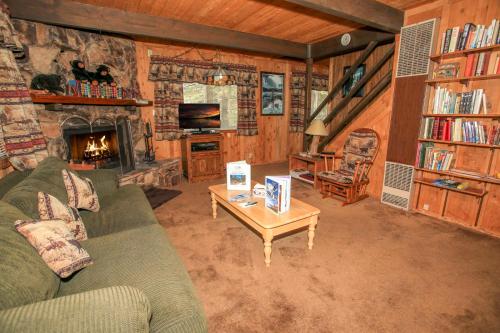 Cardinal Ridge - Rustic cabin with stellar outdoor features! Wrap-around deck and large yard!