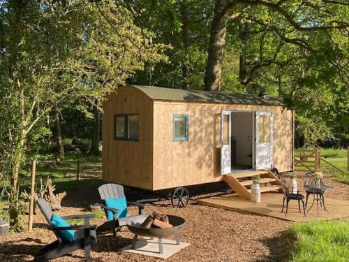 Coachroad Shepherds Huts - Accommodation - Petworth