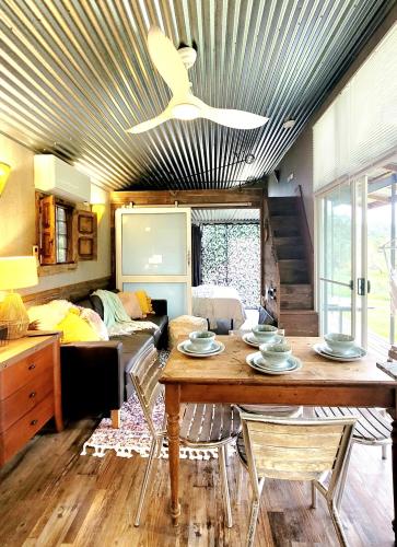 Rusty's Hideaway - Adorable tiny house on a beautiful farm