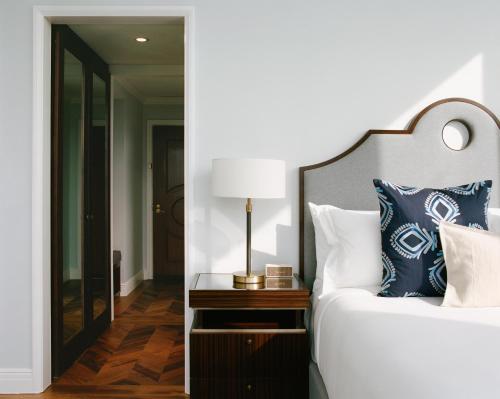 Superior King Room image 10