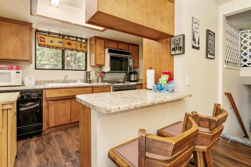 Bear Creek Inn - Billiards and slope views! Spacious home near the slopes! in Big Bear Lake, USA