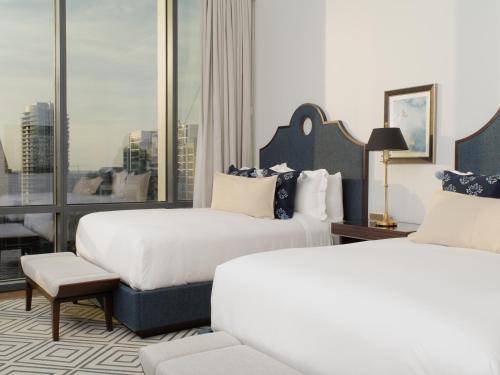 2 queen beds