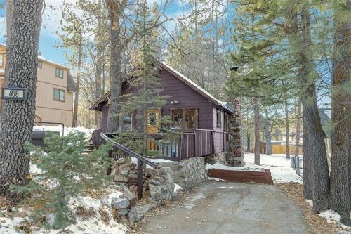 The Cozy Cub - Cozy vintage cabin, Hot tub, gas grill, quiet area! Perfect place to relax!