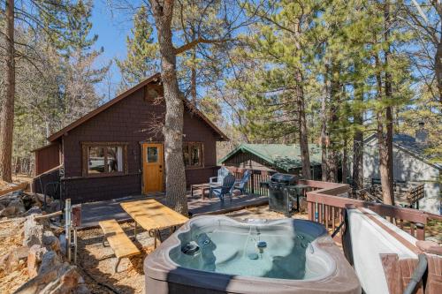 The Cozy Cub - Cozy vintage cabin, Hot tub, gas grill, quiet area! Perfect place to relax! in Big Bear Lake, USA