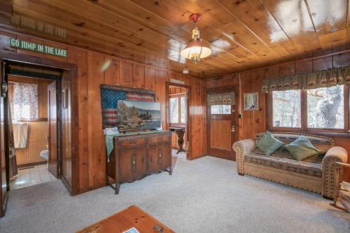 The Cozy Cub - Cozy vintage cabin, Hot tub, gas grill, quiet area! Perfect place to relax! in Big Bear Lake, USA