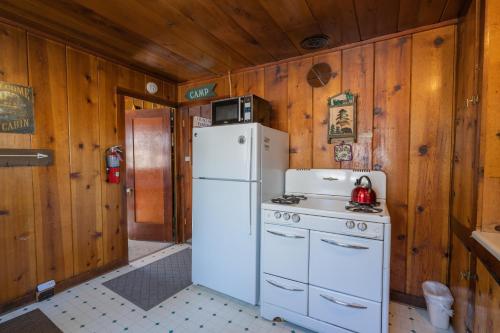 The Cozy Cub - Cozy vintage cabin, Hot tub, gas grill, quiet area! Perfect place to relax! in Big Bear Lake, USA