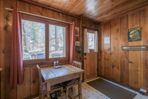 The Cozy Cub - Cozy vintage cabin, Hot tub, gas grill, quiet area! Perfect place to relax! in Big Bear Lake, USA