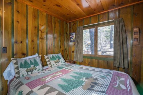 The Cozy Cub - Cozy vintage cabin, Hot tub, gas grill, quiet area! Perfect place to relax! in Big Bear Lake, USA