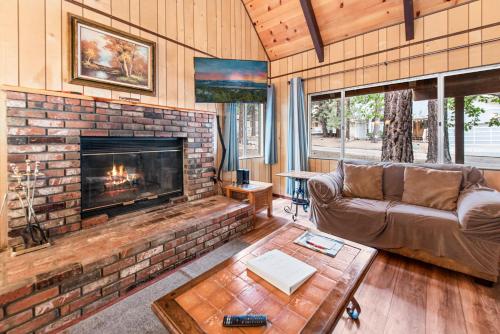 Bear Crossing - Walk to Snow Summit! Visit this charming mountain home compete with foosball table in Big Bear Lake, USA