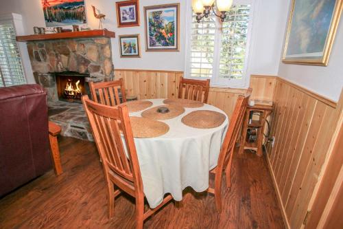 Grizzly Bear - Cozy cabin with forest views! Outdoor Hot tub and a wood burning fireplace! in Big Bear Lake, USA