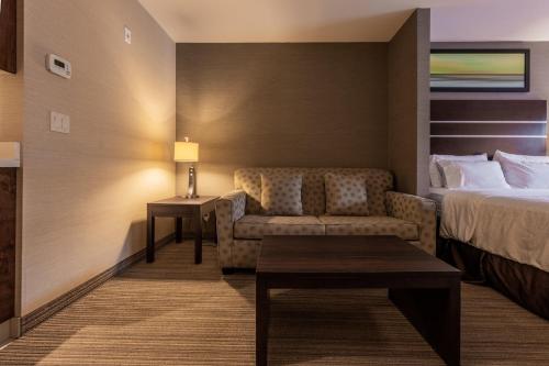 Holiday Inn Express Golden-Kicking Horse, an IHG Hotel