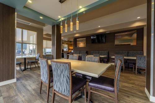 อาหารและเครื่องดื่ม, ฮอลิเดย์ อินน์ เอ็กซ์เพรส โกลเด้น-คิกกิ้ง ฮอร์ส บาย IHG (Holiday Inn Express Golden-Kicking Horse By IHG) in โกลเดน (BC)