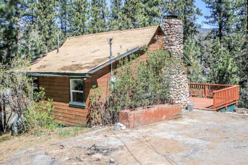 Ski Bunny Lodge - Perfect Big Bear Getaway! Deck with a new hot tub and charcoal barbecue!