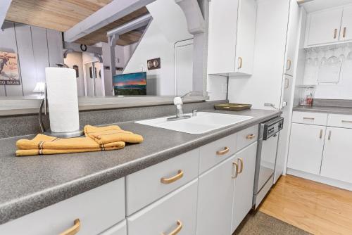 Ski-In Ski-Out Summit Townhouse- Perfect mountain getaway with views of the forest and Snow Summit! in Big Bear Lake, USA