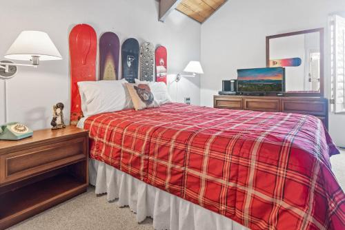 Ski-In Ski-Out Summit Townhouse- Perfect mountain getaway with views of the forest and Snow Summit! in Big Bear Lake, USA