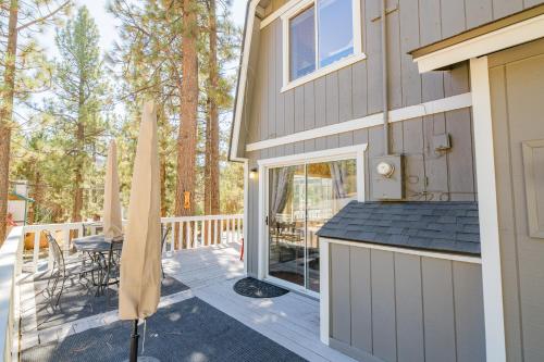 Switzerland - Cozy cabin set among the fragrant pine trees with peekaboo views of both ski resorts! in Big Bear Lake, USA