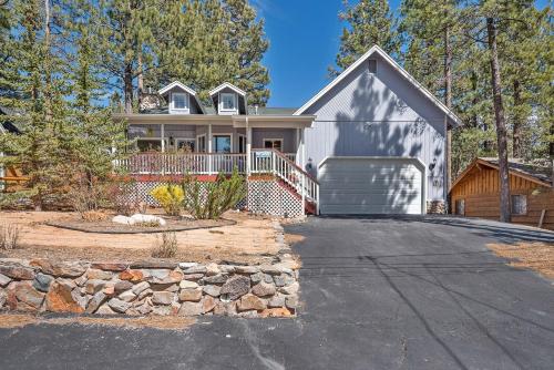 Serenity Knoll - Comfortable, spacious single-level cabin! Newly remodeled! Hot Tub and Pool Table!