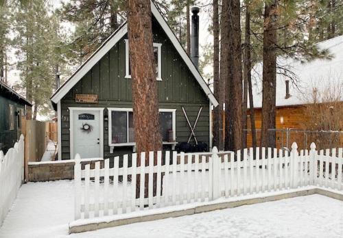 Shady Pine Cottage - This adorable cabin is the perfect getaway for your next stop in the mountains! in Big Bear City, USA