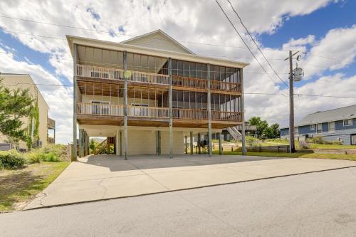 Inviting Atlantic Beach Townhome about half Mi to Ocean