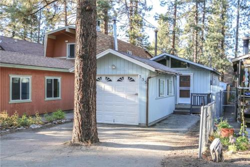 Sherwood Cottage - Charming and cozy cabin that has back deck with a Hot Tub!