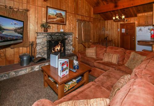 Rustic Vintage Lakefront - Features 70's 80's style to experience an older style cabin! Lakeview!