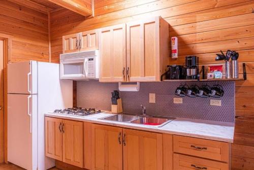 Cabin #5 Black Bear - Pet Friendly - Sleeps 6 - Playground & Game Room, Payson (photo 5)