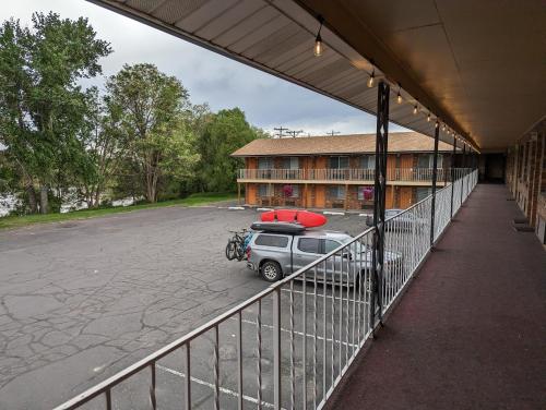Henry's Fork Inn 4