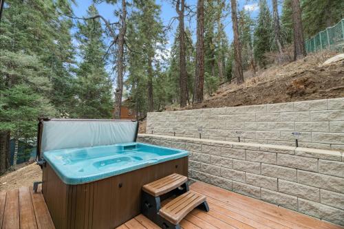 Bear Mountain Summit - A-frame nestled in the oaks and pines! in Big Bear Lake, USA