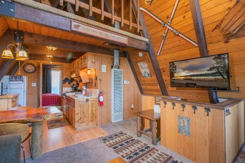 Bear Mountain Summit - A-frame nestled in the oaks and pines! in Big Bear Lake, USA