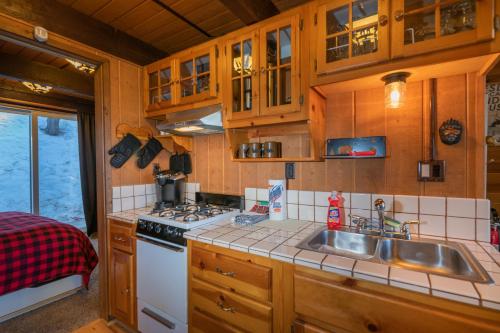 Bear Mountain Summit - A-frame nestled in the oaks and pines! in Big Bear Lake, USA
