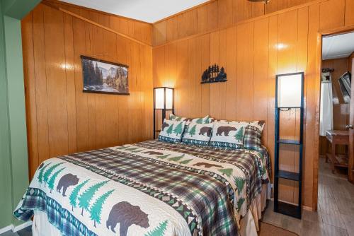 Bear Paw Cabin - Cozy and quaint, the perfect mountain getaway! in Big Bear Lake, USA