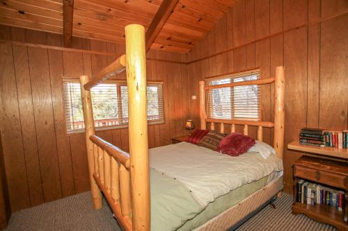 Rest N Relax Inn - Beautiful chalet-style cabin features dramatic forest and slope views!