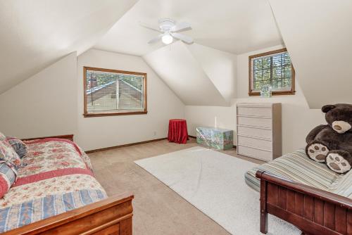 Sunset Chalet - Cozy and spacious cabin nestled among tall pines with Hot Tub! in Big Bear Lake, USA