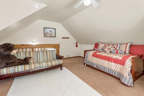 Sunset Chalet - Cozy and spacious cabin nestled among tall pines with Hot Tub! in Big Bear Lake, USA