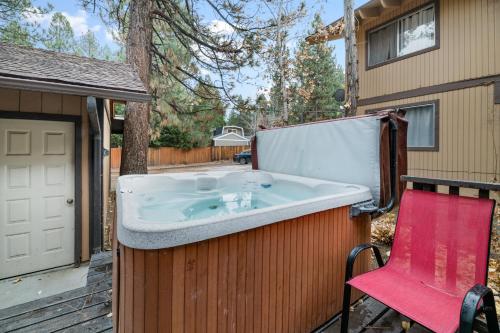 Bear Retreat - Modern location within walking distance to Snow Summit with a private hot tub!