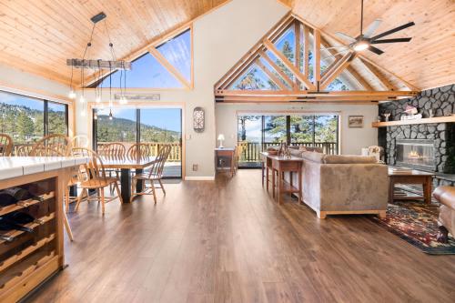 Ridge Hollow Lake - Beautiful log sided cabin with remarkable views! Ping-Pong and Pool Table! in Big Bear Lake, USA