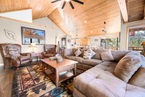 Ridge Hollow Lake - Beautiful log sided cabin with remarkable views! Ping-Pong and Pool Table! in Big Bear Lake, USA