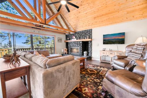 Ridge Hollow Lake - Beautiful log sided cabin with remarkable views! Ping-Pong and Pool Table! in Big Bear Lake, USA
