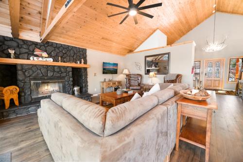 Ridge Hollow Lake - Beautiful log sided cabin with remarkable views! Ping-Pong and Pool Table! in Big Bear Lake, USA